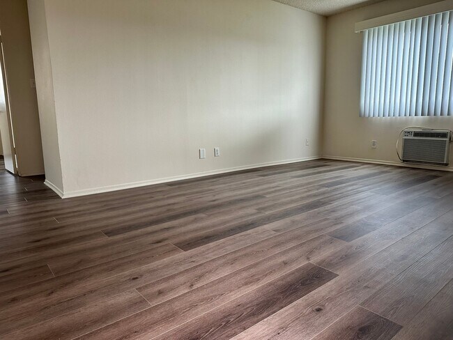 Foto del edificio - 1181 E Hollyvale St