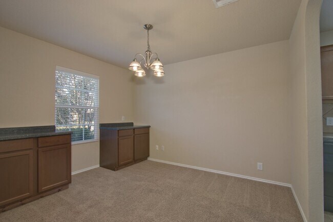 Foto del edificio - Spacious 4 Bedrooms and 3 Bathrooms Home