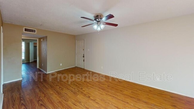 Building Photo - 302 Manuel Dr