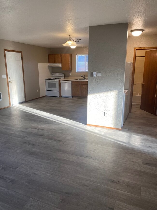 Building Photo - Beks413 (CWP)