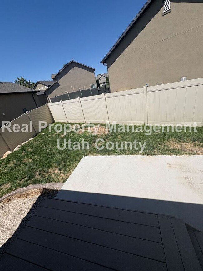 Building Photo - 2083 N Raspberry Dr