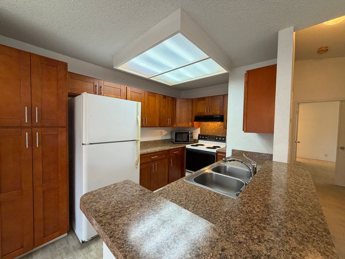 2 bed, 2 bath, 2 parking, central location in Halawa, Crosspointe! Available now. - 2 bed, 2 bath, 2 parking, central location in Halawa, Crosspointe! Available now.