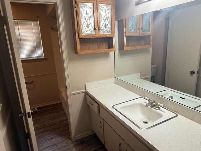 Foto del edificio - New paint and appliances, luxury vinyl plank and a fenced yard, these 3 beds 1.5 bath is ready fo...