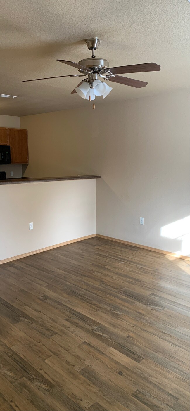 Building Photo - 2783 Oakview Rd