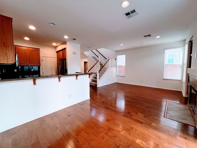 Building Photo - Beautiful 3 bedroom, 2.5 bath home in desi...