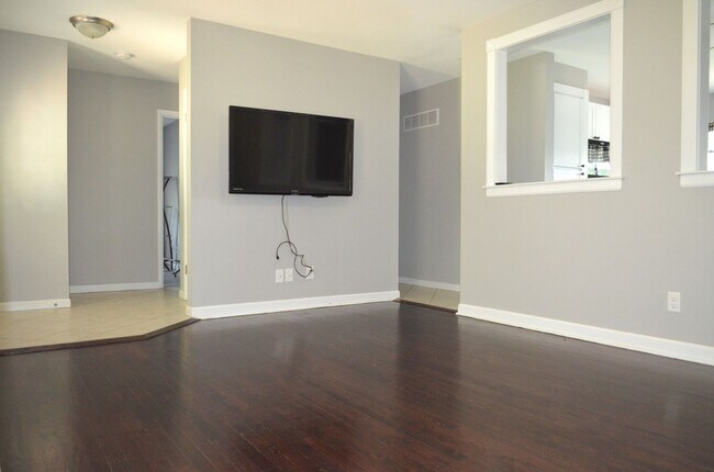 Foto del edificio - Price Drop! Updated 4 bed 3 bath in Fenton