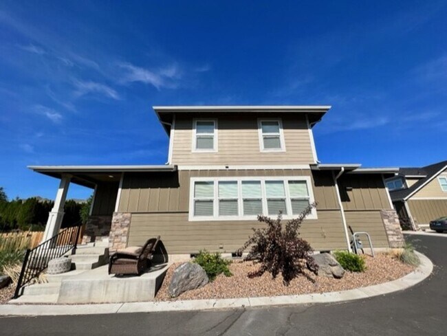 Building Photo - Stylish 3 Bedroom Duplex with Scenic Views and Modern Amenities: Your Perfect Redmond Retreat