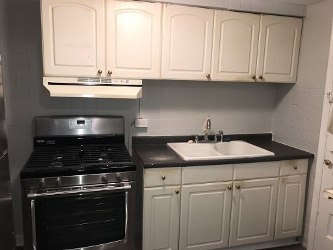 Foto principal - 2 Bedroom / 1 Bath Townhome + Garage -- Be...