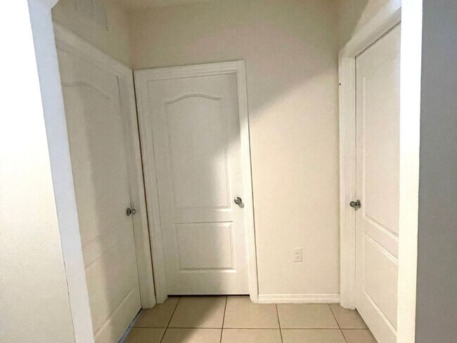 Foto del edificio - Spacious 4BR/2BA Home with Fenced Yard Nea...