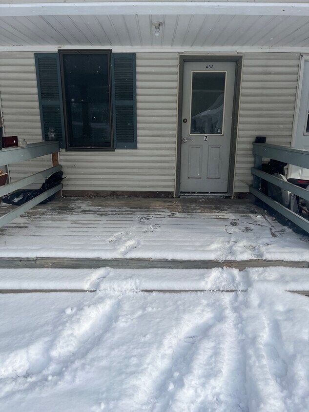 Sectioned off front porch in a quiet neighborhood. This 1 bed has a 12x12 living room and a 14x8 bd - 432 Spring St