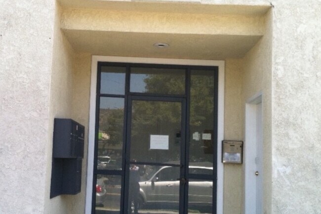 Front Entry - 2218 Yosemite Dr