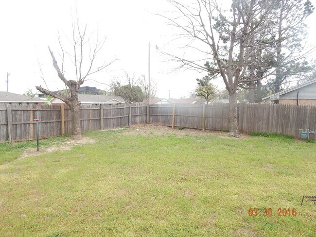 Building Photo - 3 Bedrooms + 1.5 Bath + 2 Car Garage
