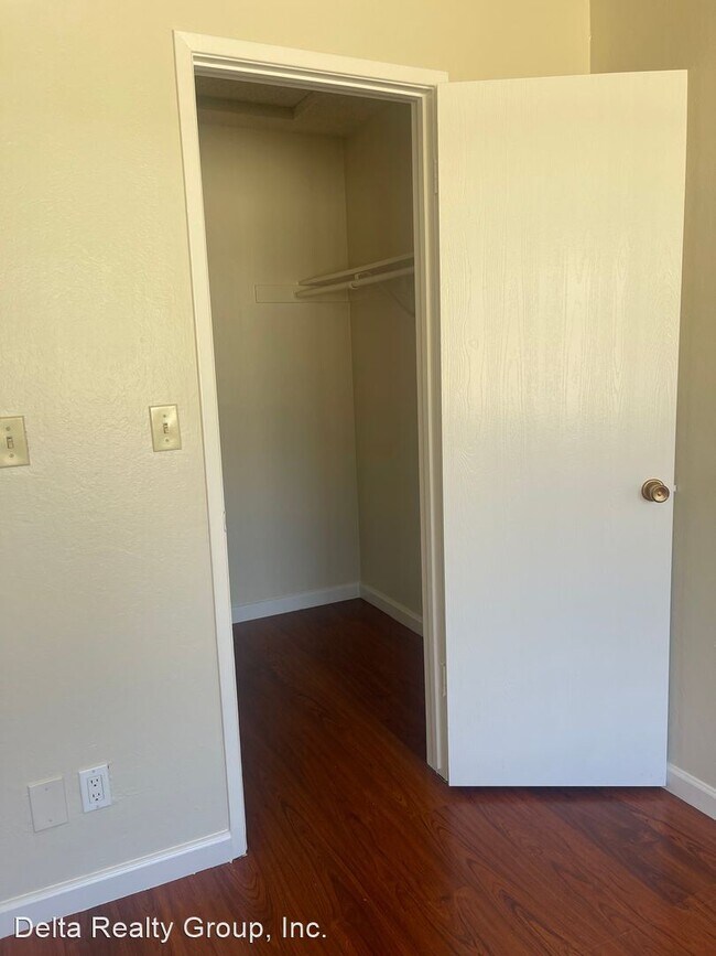 Building Photo - 2 br, 1 bath House - 1950 Duxburry Lane #4
