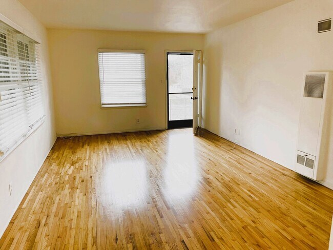 Building Photo - 11850 Oxnard St