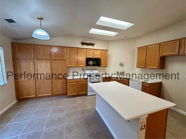 Building Photo - Stunning 3 Bed/2 Bath NW Bakersfield Home ...
