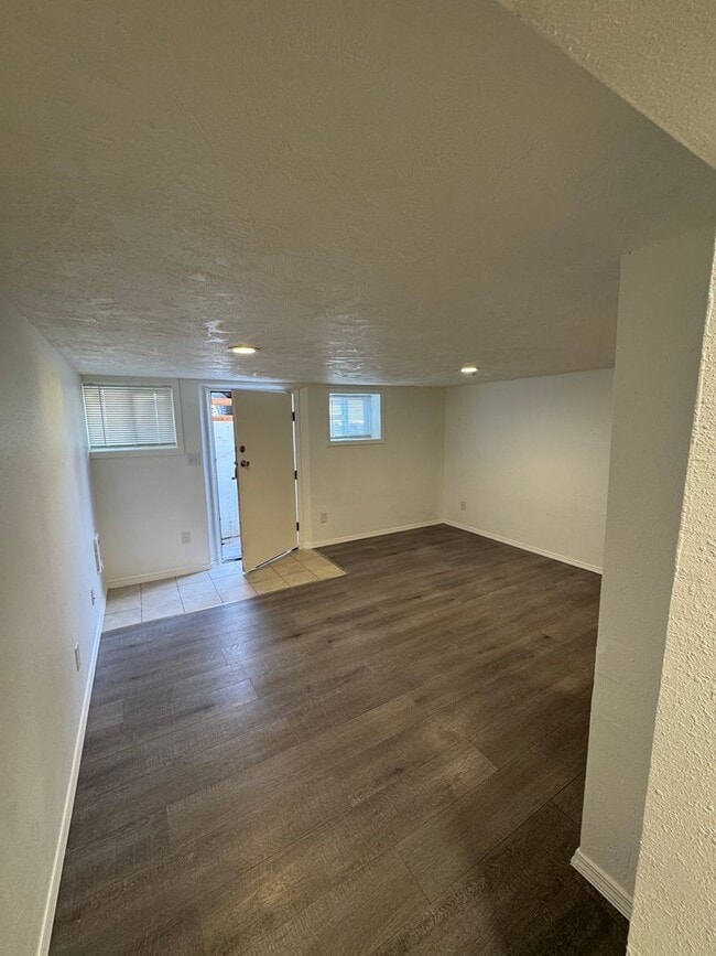 Foto del edificio - 3 bed/ 1 bath basement apartment