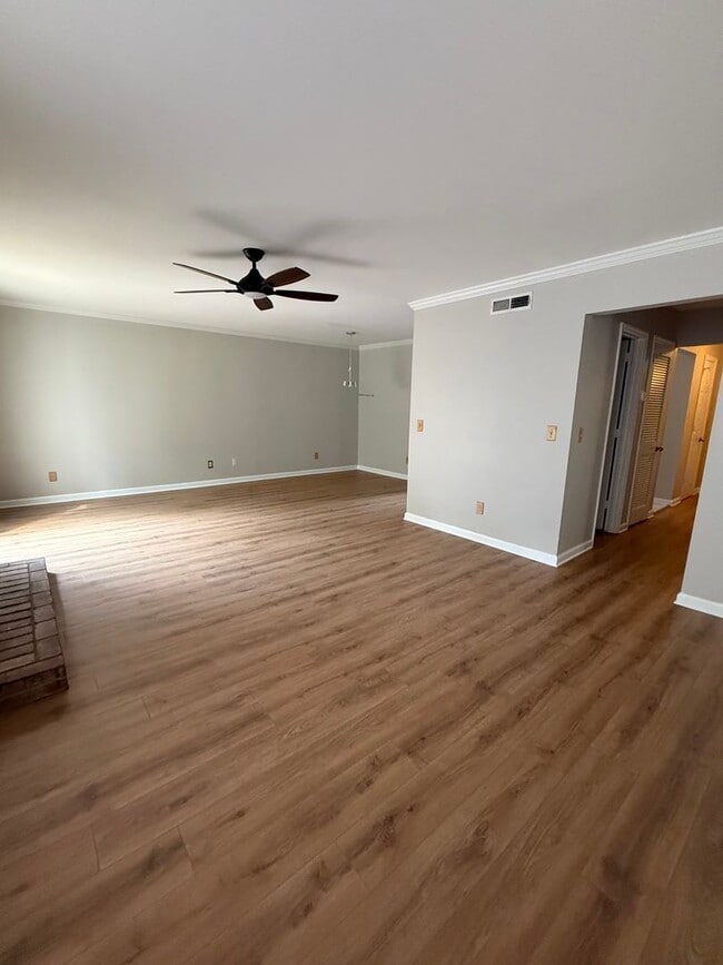 Building Photo - Beautifully Updated Brentwood Pointe Townhome