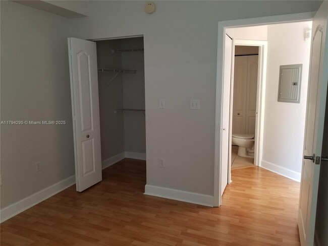 Foto del edificio - 6001 SW 70th St