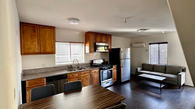 Foto del edificio - 1360 W 24th St
