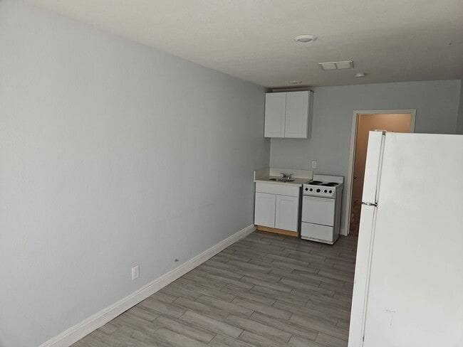Building Photo - STUDIO HOME IN DOWNTOWN LAS VEGAS!