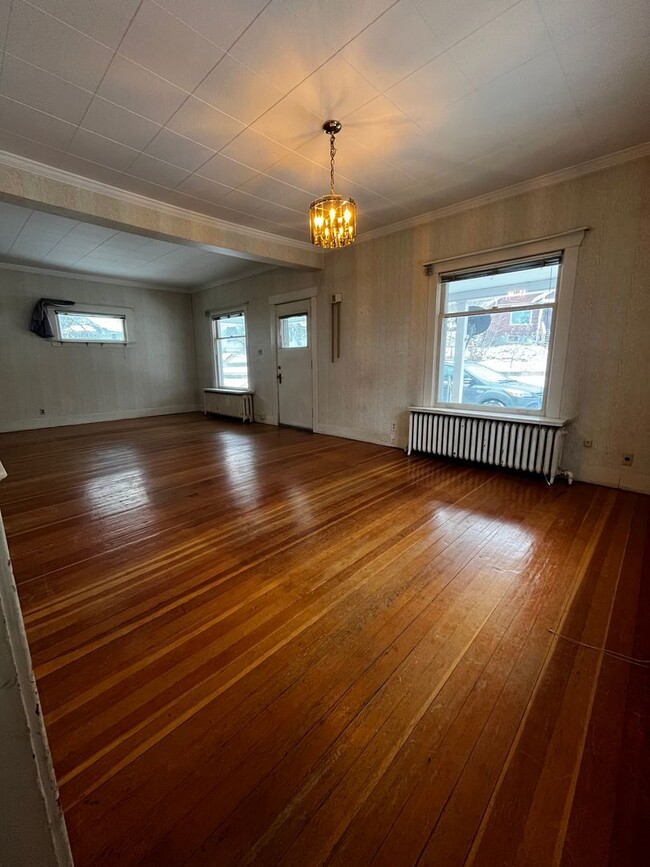 Building Photo - 4 Bedroom Home Available NOW!