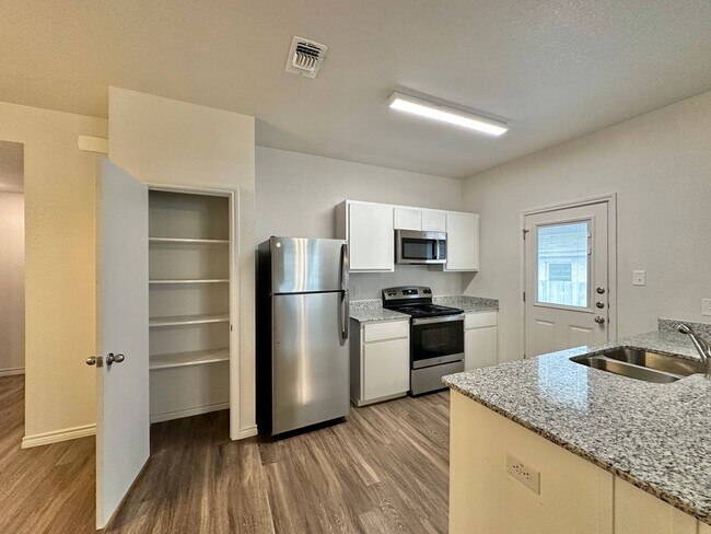 Foto del edificio - 1712 Clovis Dr