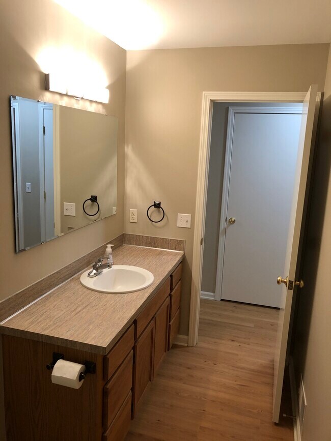 Baño del piso principal - 630 Hubert St NE