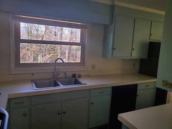 Building Photo - 601 Pineburr Rd