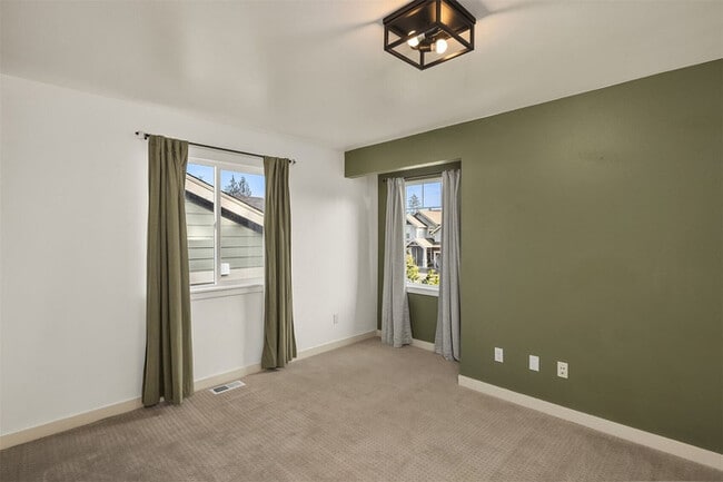 Foto del edificio - Spacious 4–5BR Home with Office, Covered Patio & Outdoor Entertaining Space in Hawkesbury