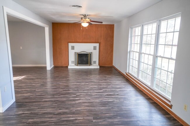 Building Photo - 906 Carey Dr