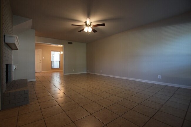Building Photo - 3 bedroom 2 bathroom Townhome with Updates!