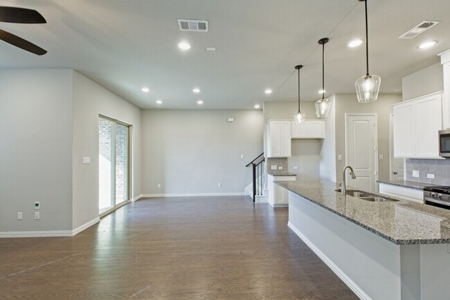 Foto del edificio - Newer townhome for lease in PLANO ISD.