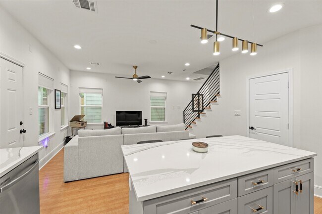 Building Photo - 3634 Dreyfus St