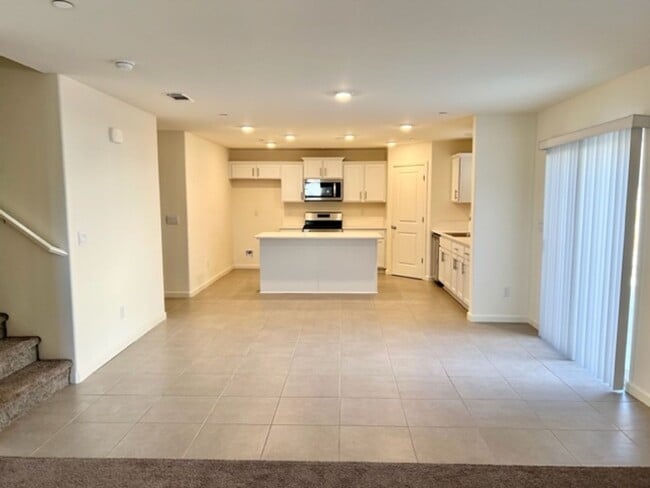 Building Photo - Beautiful 5 Bedroom, 3.5 Bath Home with Ad...