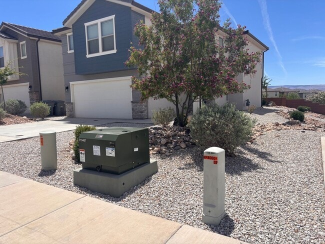 Building Photo - 4 bed / 2.5 bath / 2 car Desert Canyons house