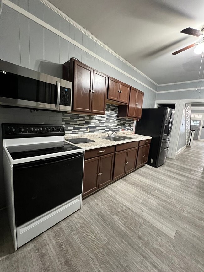 Building Photo - 5 Bedroom 1 Bath Home Available