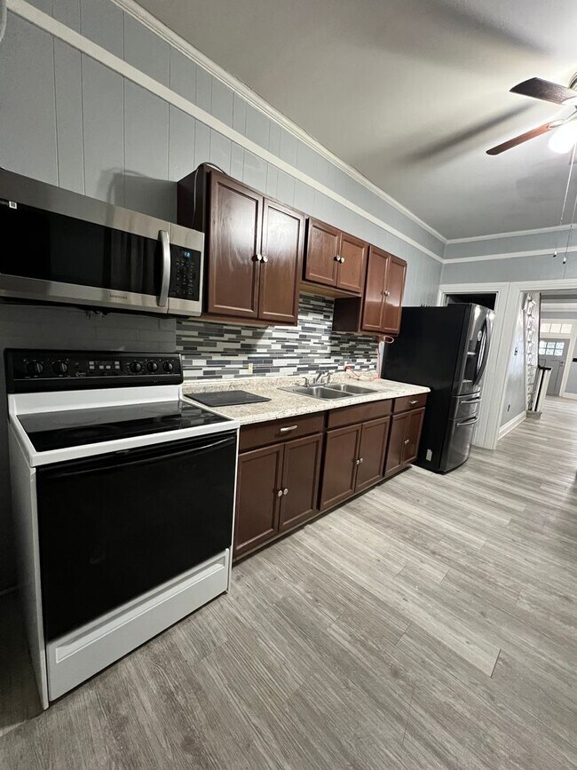 Foto del edificio - 5 Bedroom 1 Bath Home Available