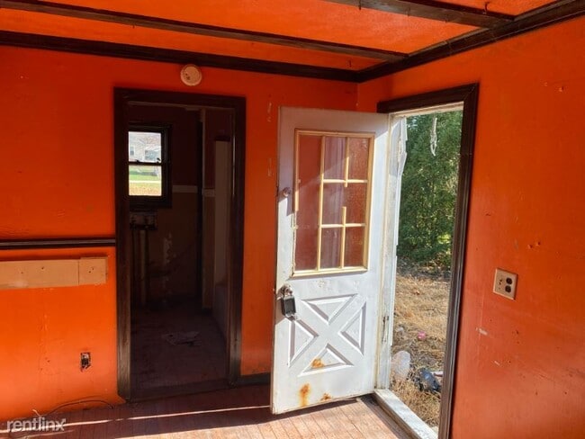 Building Photo - 3 br, 1 bath House - 731 Oak St