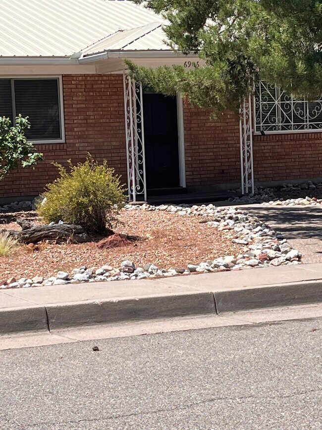 Foto del edificio - 6906 Shoshone Rd NE