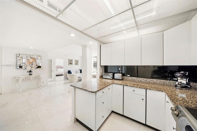 Foto del edificio - 5055 Collins Ave