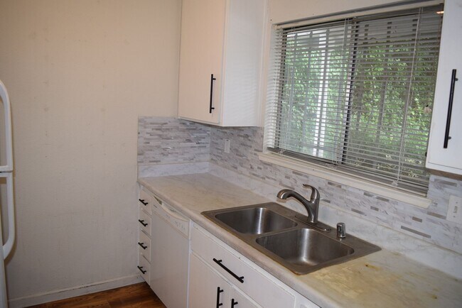 Building Photo - 2627 Capitales Dr