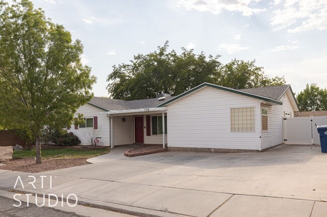 Building Photo - Spacious 4 Bedroom, 3 Bathroom Home for Rent