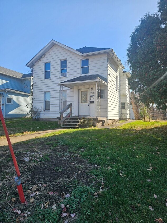 Foto principal - 1215 1/2 E 12th St