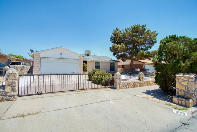 Building Photo - 3 Bed 1.5 Bath Home Available!