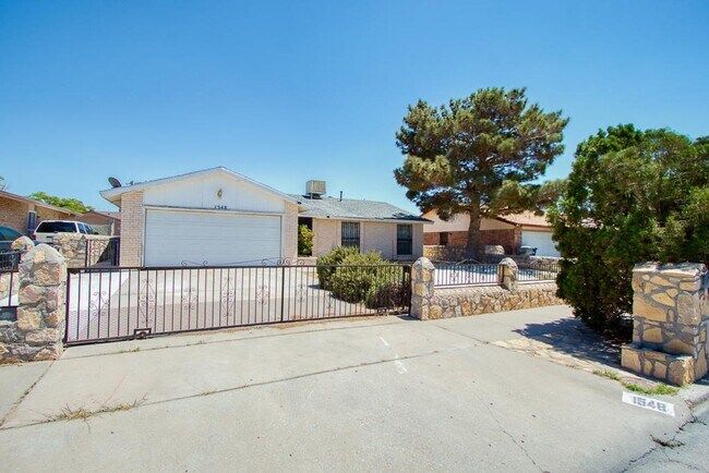 Foto del edificio - 3 Bed 1.5 Bath Home Available!
