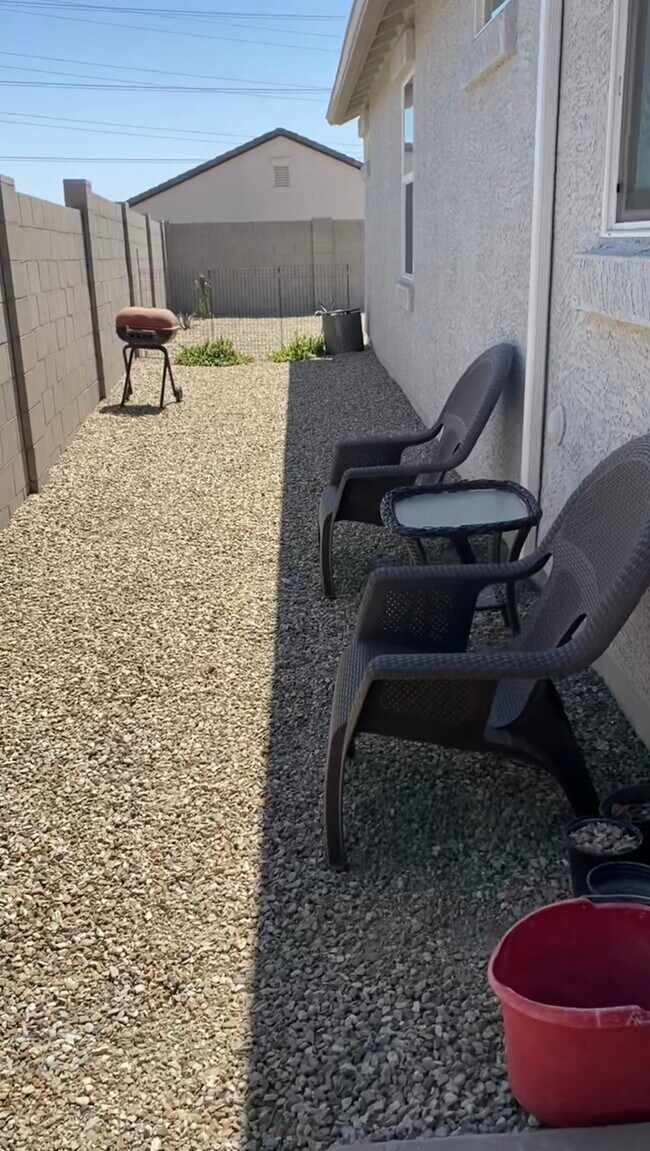 Foto del edificio - 24085 W Ripple Rd