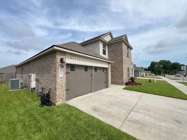 Foto del edificio - Stunning 4-Bedroom Home in Zachary's Mirav...