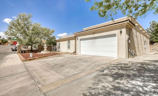 Foto del edificio - Short Term leases optionn4 Bedrooms 3 baths( near by Sunland Park Dr & Mesa St)
