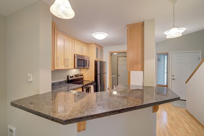 Building Photo - 2bd/2.5ba Issaquah Townhouse