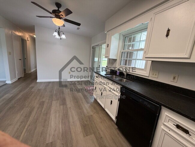 Building Photo - 1103 Lakeview Pl